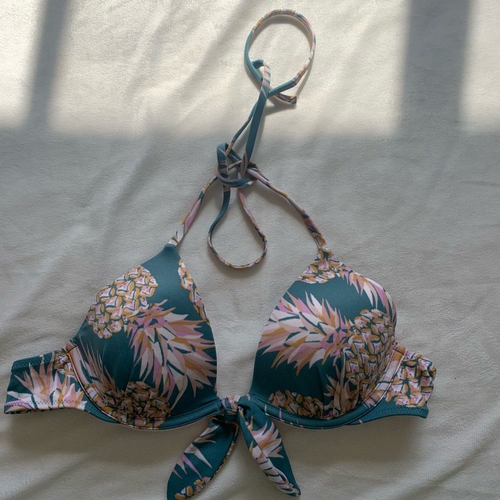 Cute bikini top. 34B